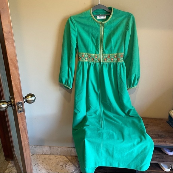 Evelyn Pearson Vintage Embroidered Lounge Robe - Picture 1 of 10